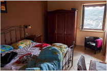 Das Ferienhaus steht in einem Oliven- und Pinienhein.